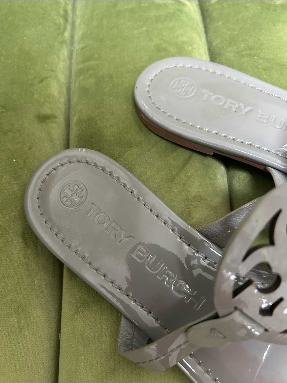 Tory Burch Light Gray Patent Miller Logo Thong Sandals - Picture 2 of 3